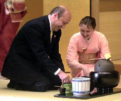 Russian Foreign Minister learns how to make tea